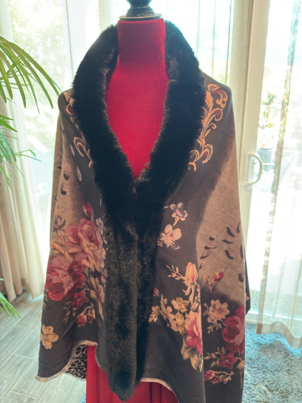 Le Fiorentina Faux Fur trimmed wrap/shawl
